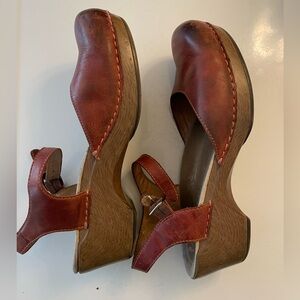 Dansko red leather platform clogs women's size 8.5 slingback professional